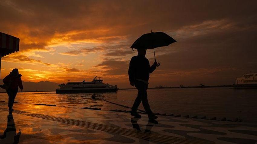 İzmir'de gün batımı nefes kesici görüntüler ortaya çıkardı