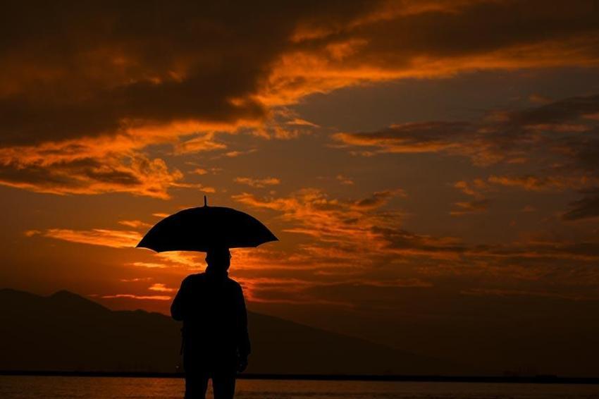 İzmir'de gün batımı nefes kesici görüntüler ortaya çıkardı