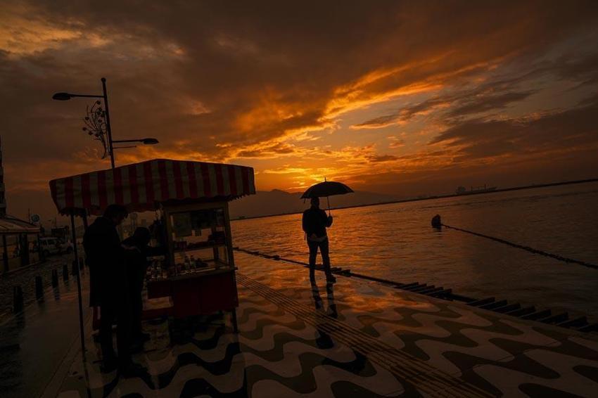 İzmir'de gün batımı nefes kesici görüntüler ortaya çıkardı