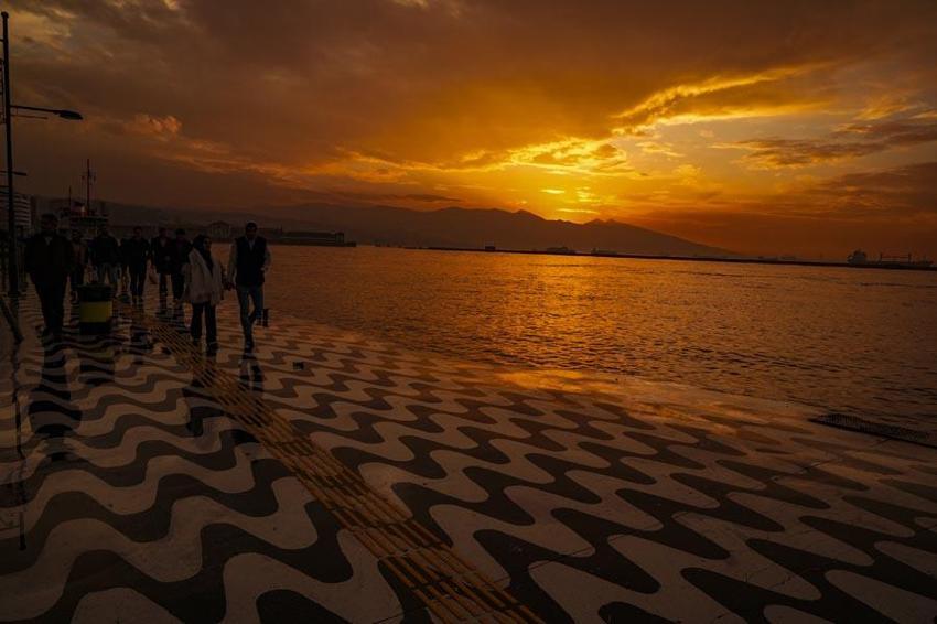 İzmir'de gün batımı nefes kesici görüntüler ortaya çıkardı