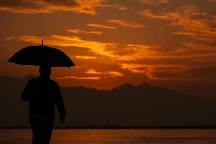 İzmir'de gün batımı nefes kesici görüntüler ortaya çıkardı