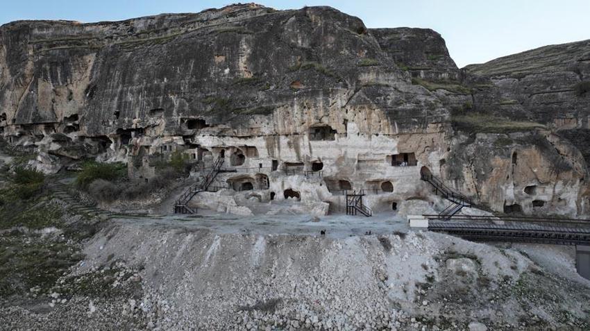 Batman tarihi Hasankeyf’teki 5 bin yıllık insan eliyle oluşturulmuş 10 mağara turizme açıldı