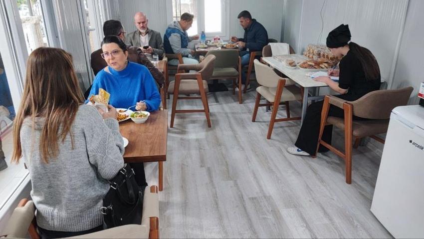 Adana'da liseliler okul bahçesinde açtı! Burada her şey yarı fiyatına satılıyor: Talep yağıyor