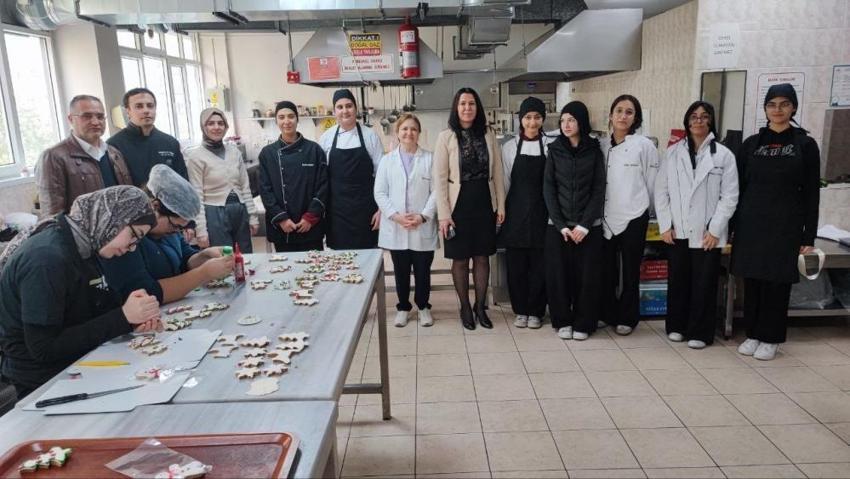 Adana'da liseliler okul bahçesinde açtı! Burada her şey yarı fiyatına satılıyor: Talep yağıyor