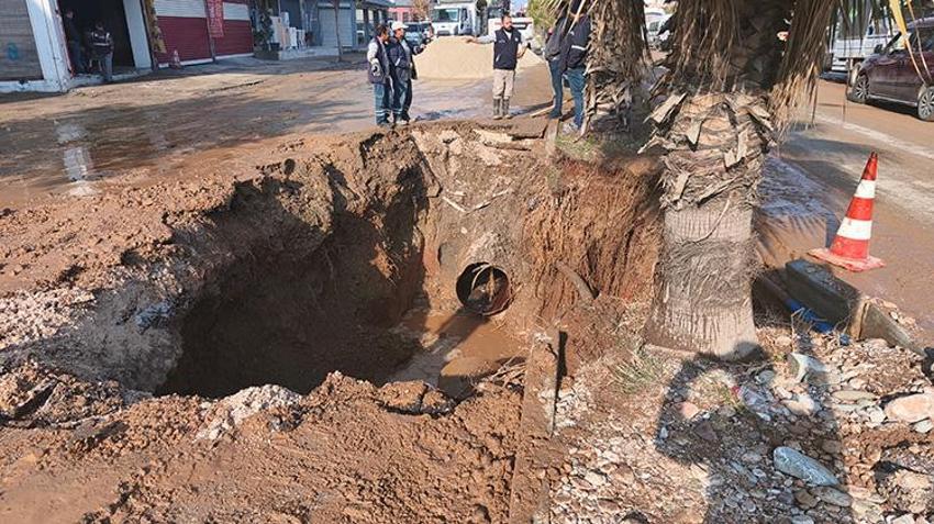 Sabah saatlerinde kabusu yaşadılar: 3 mahalle sular altında kaldı, yol çöktü