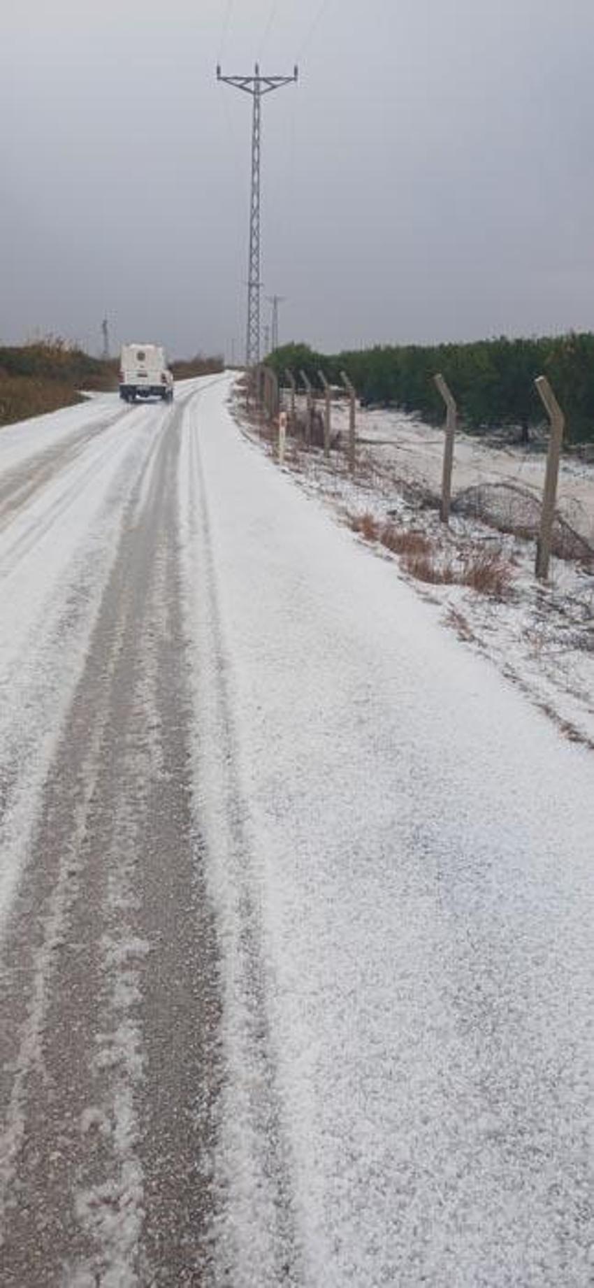 Adana'da dolu yağışı yolları ve tarlaları beyaza bürüdü