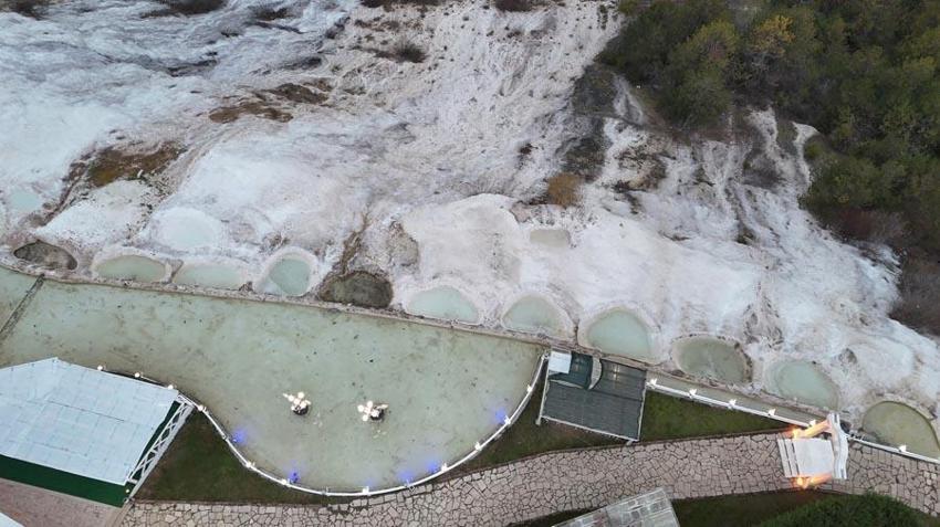 'Bolu'nun Pamukkalesi'nde kış sessizliği: Ormanın yeşiliyle beyaz travertenlerin buluşması