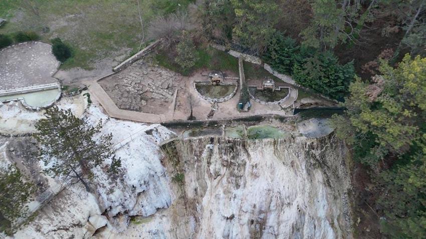 'Bolu'nun Pamukkalesi'nde kış sessizliği: Ormanın yeşiliyle beyaz travertenlerin buluşması