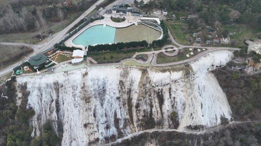 'Bolu'nun Pamukkalesi'nde kış sessizliği: Ormanın yeşiliyle beyaz travertenlerin buluşması