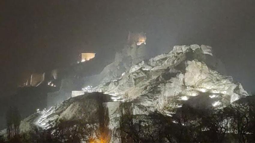 Van’da beklenen kar geldi: Lapa lapa yağış kent merkezini beyaza bürüdü