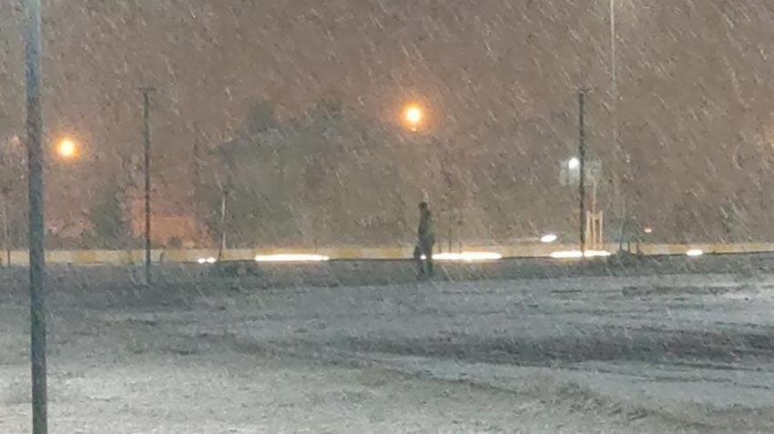 Van’da beklenen kar geldi: Lapa lapa yağış kent merkezini beyaza bürüdü