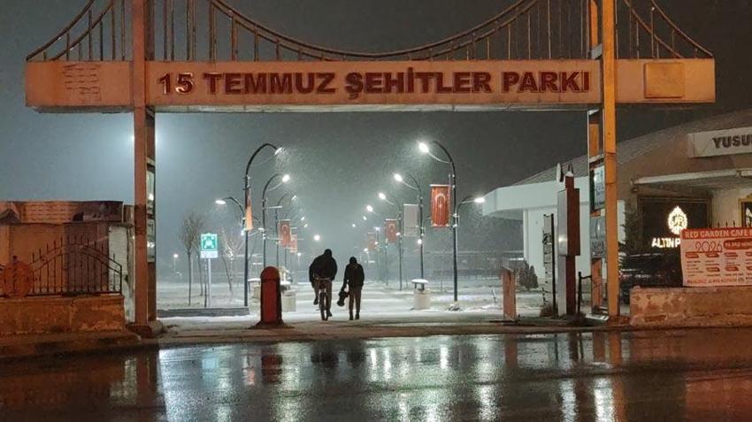 Van’da beklenen kar geldi: Lapa lapa yağış kent merkezini beyaza bürüdü