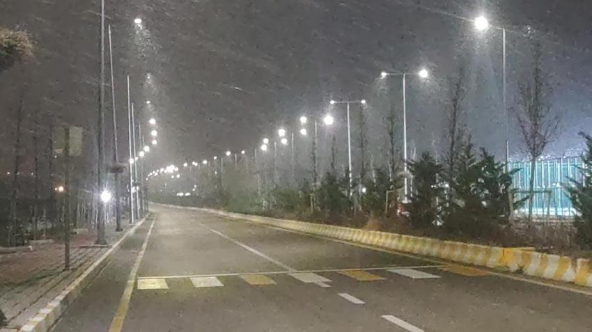 Van’da beklenen kar geldi: Lapa lapa yağış kent merkezini beyaza bürüdü