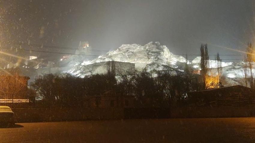 Van’da beklenen kar geldi: Lapa lapa yağış kent merkezini beyaza bürüdü