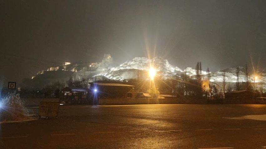 Van’da beklenen kar geldi: Lapa lapa yağış kent merkezini beyaza bürüdü
