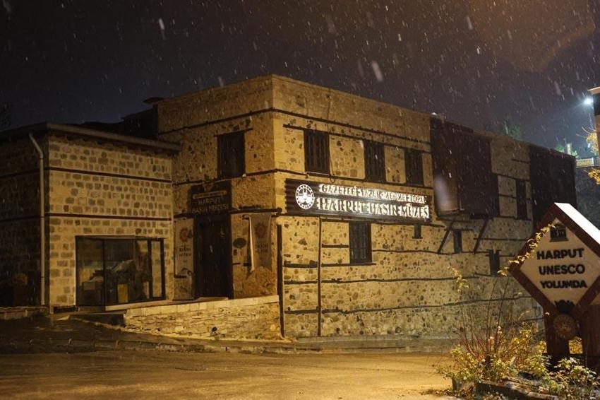 Elazığ Harput’ta kar yağışı başladı
