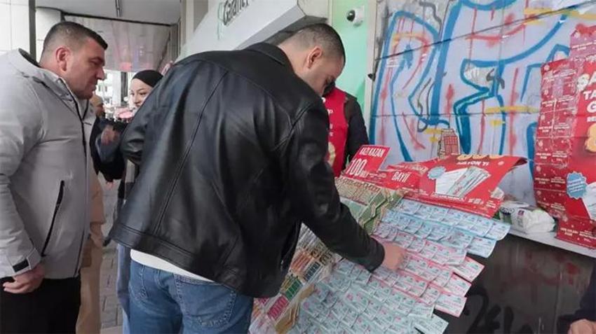 Yılbaşı öncesi Kadıköy’deki Milli Piyango bayilerinde yoğunluk