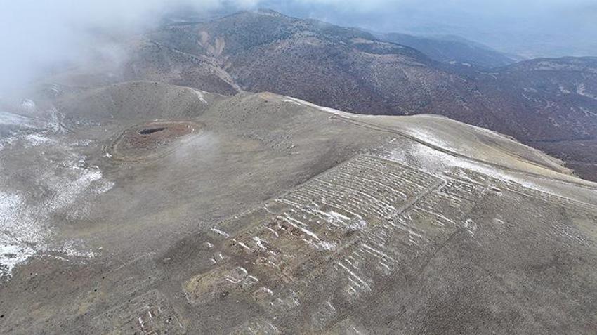 Niğde'de çoban tesadüfen bulunan antik kente, Atatürk’ün talimatıyla ilk kazma vurulmuştu! Niğde’nin zirvesindeki 2 bin 800 yıllık sır gizemini koruyor