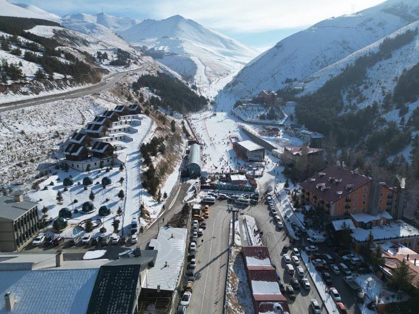 Palandöken'de yoğun kar yağışı görsel şölen oluşturdu