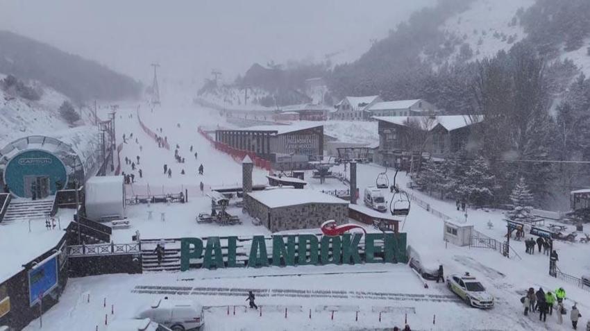 Palandöken'de yoğun kar yağışı görsel şölen oluşturdu