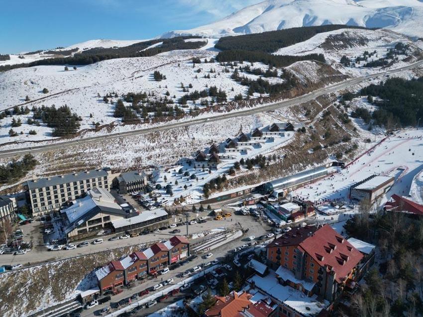 Palandöken'de yoğun kar yağışı görsel şölen oluşturdu