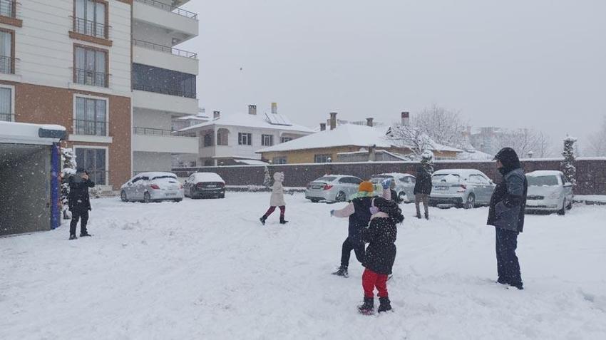 Erciş'te vatandaşlar sevinçli: Uzun zamandır kar yağmasını bekliyorduk