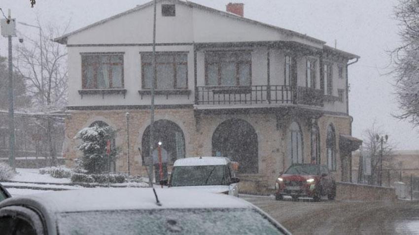 Elazığ'da 4 bin yıllık tarihi Harput beyaza büründü