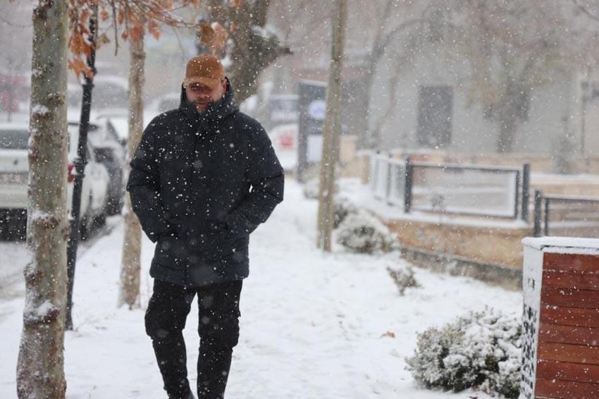 Elazığ'da 4 bin yıllık tarihi Harput beyaza büründü