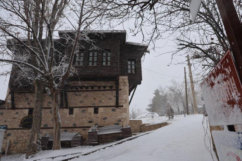 Elazığ'da 4 bin yıllık tarihi Harput beyaza büründü