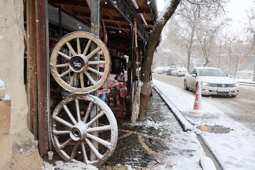 Elazığ'da 4 bin yıllık tarihi Harput beyaza büründü