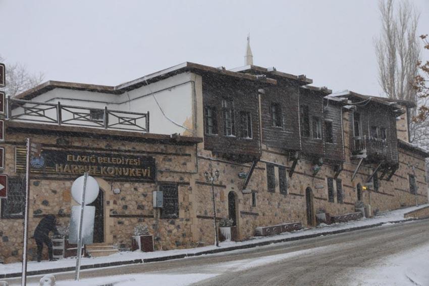 Elazığ'da 4 bin yıllık tarihi Harput beyaza büründü
