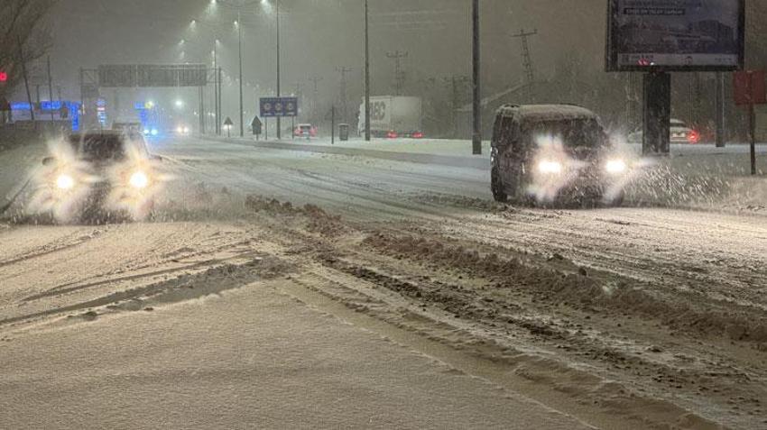 Ağrı'da kar ve tipi nedeniyle Tendürek geçidinde ulaşım güçlükle sağlanıyor