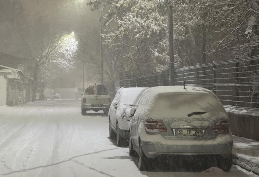 Ağrı'da kar ve tipi nedeniyle Tendürek geçidinde ulaşım güçlükle sağlanıyor
