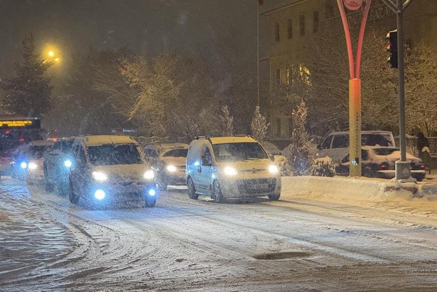 Ağrı'da kar ve tipi nedeniyle Tendürek geçidinde ulaşım güçlükle sağlanıyor