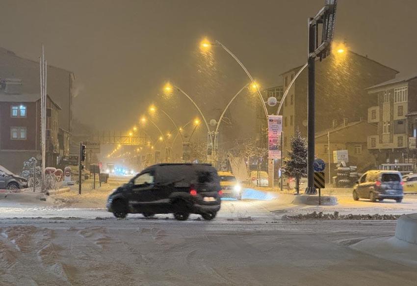 Ağrı'da kar ve tipi nedeniyle Tendürek geçidinde ulaşım güçlükle sağlanıyor