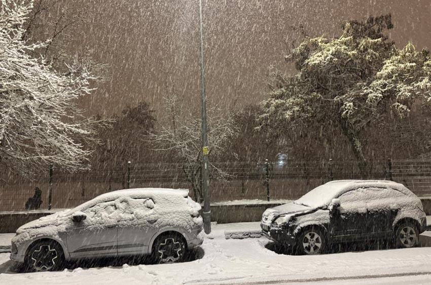 Ağrı'da kar ve tipi nedeniyle Tendürek geçidinde ulaşım güçlükle sağlanıyor