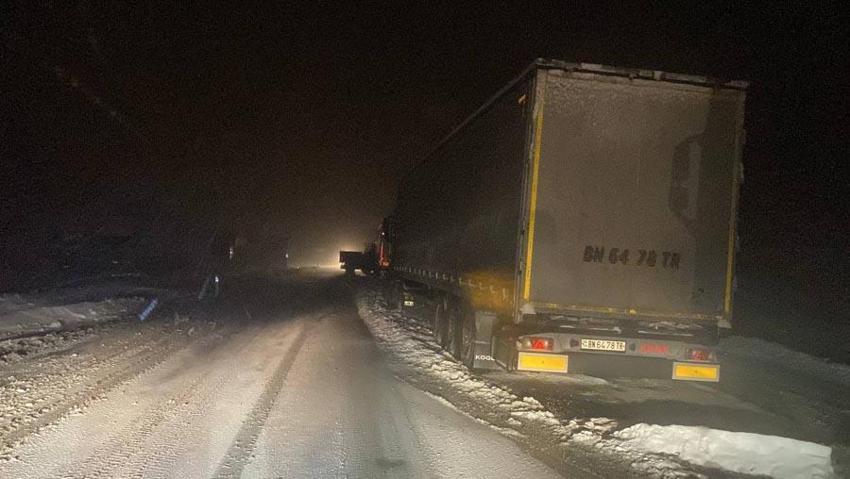 Ağrı'da kar ve tipi nedeniyle Tendürek geçidinde ulaşım güçlükle sağlanıyor