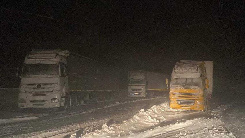 Ağrı'da kar ve tipi nedeniyle Tendürek geçidinde ulaşım güçlükle sağlanıyor
