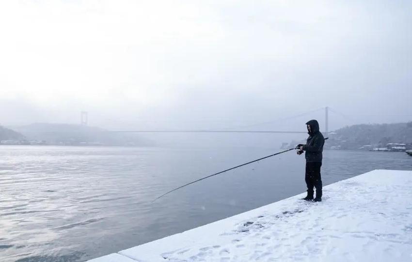 İstanbul'da hava lapa lapa kar topluyor: 10 derece düşecek, AKOM'dan sonra Valilik uyardı