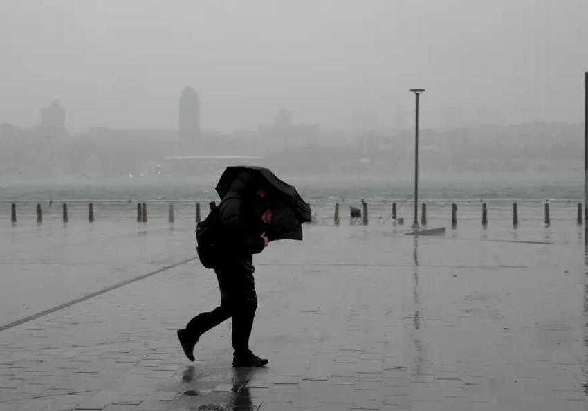 İstanbul'da hava lapa lapa kar topluyor: 10 derece düşecek, AKOM'dan sonra Valilik uyardı