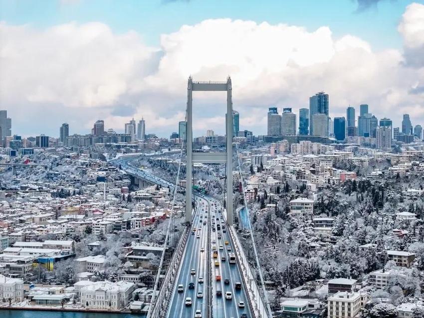 İstanbul'da hava lapa lapa kar topluyor: 10 derece düşecek, AKOM'dan sonra Valilik uyardı