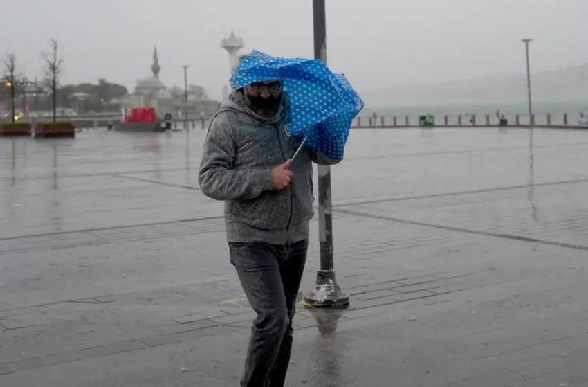 İstanbul'da hava lapa lapa kar topluyor: 10 derece düşecek, AKOM'dan sonra Valilik uyardı