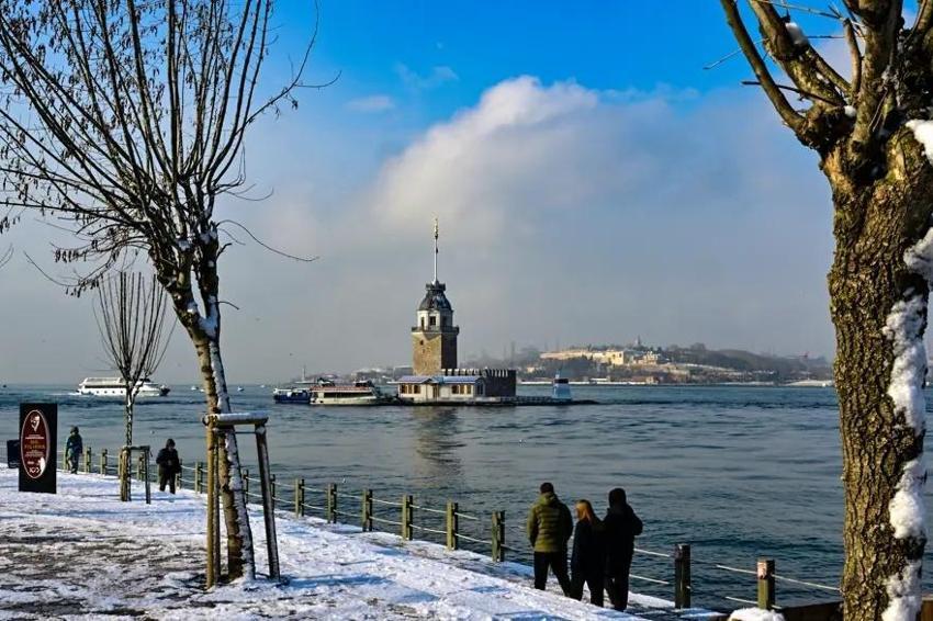 İstanbul'da hava lapa lapa kar topluyor: 10 derece düşecek, AKOM'dan sonra Valilik uyardı