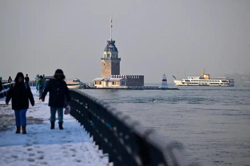 İstanbul'da hava lapa lapa kar topluyor: 10 derece düşecek, AKOM'dan sonra Valilik uyardı