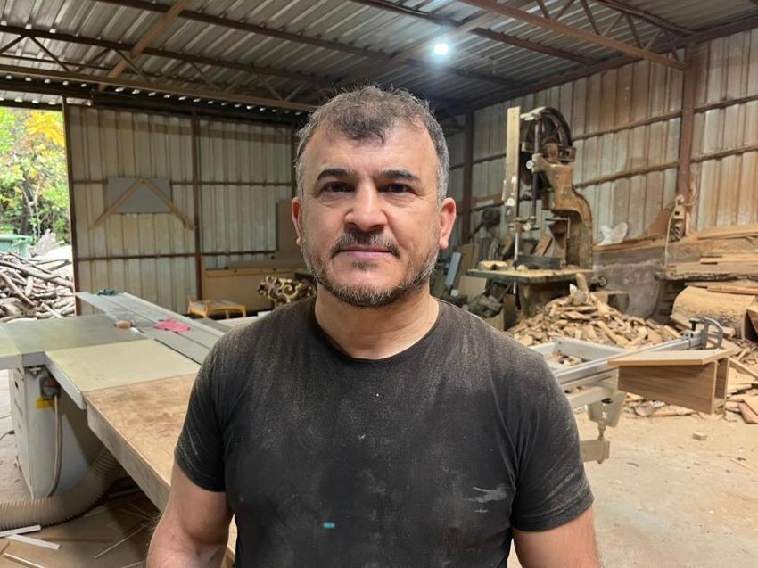 Alanyalı marangoz ustasından örnek geri dönüşüm! Çürüyen zeytin ağaçlarını sanat eserine çeviriyor