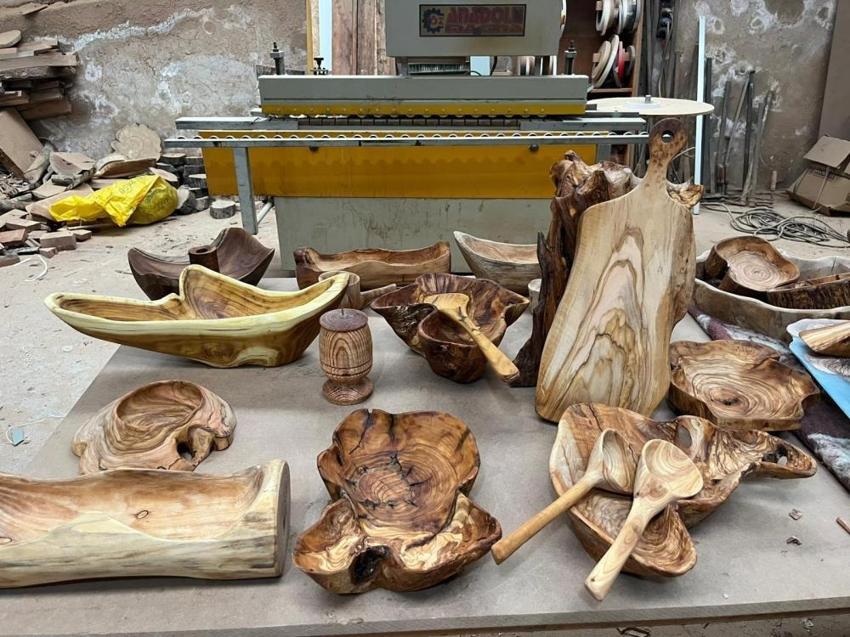 Alanyalı marangoz ustasından örnek geri dönüşüm! Çürüyen zeytin ağaçlarını sanat eserine çeviriyor