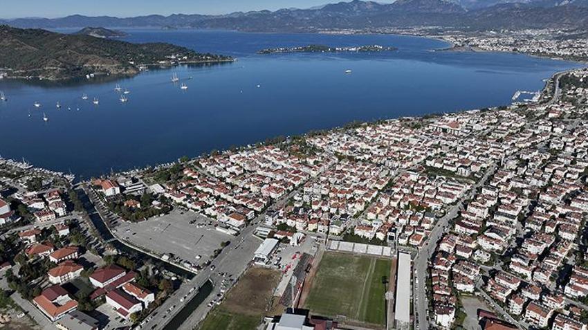Fethiye İlçe Stadı'nda Galatasaray maçı hazırlığı devam ediyor! 3 bin kişilik portatif tribün kuruluyor