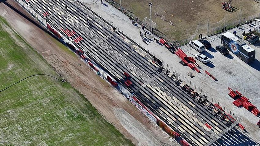 Fethiye İlçe Stadı'nda Galatasaray maçı hazırlığı devam ediyor! 3 bin kişilik portatif tribün kuruluyor
