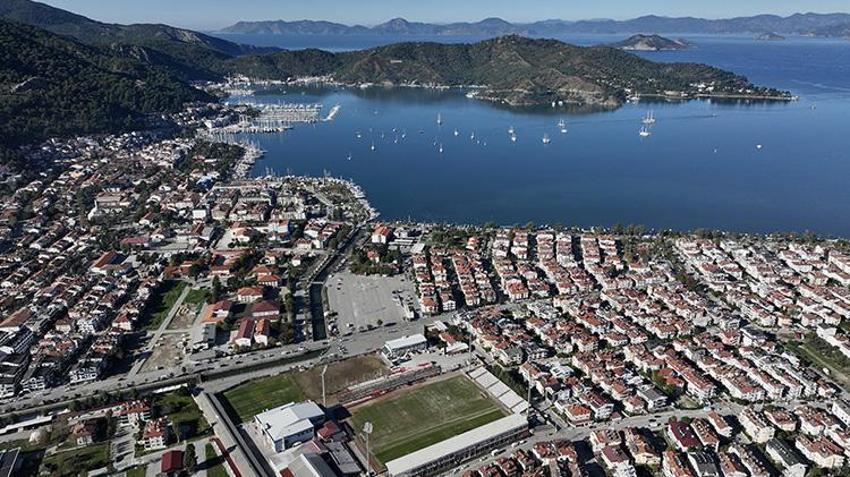 Fethiye İlçe Stadı'nda Galatasaray maçı hazırlığı devam ediyor! 3 bin kişilik portatif tribün kuruluyor