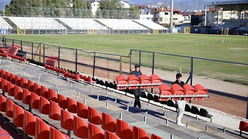 Fethiye İlçe Stadı'nda Galatasaray maçı hazırlığı devam ediyor! 3 bin kişilik portatif tribün kuruluyor